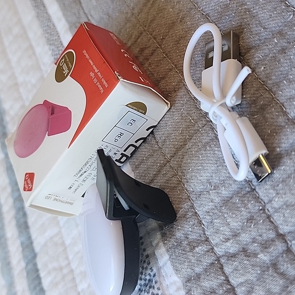 Free With Purchase Selfie Clip On Light - Picture 2 of 7